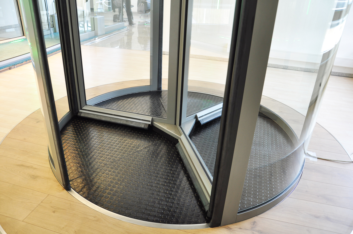 Wide compartments of the record K32 ST Security Revolving Door